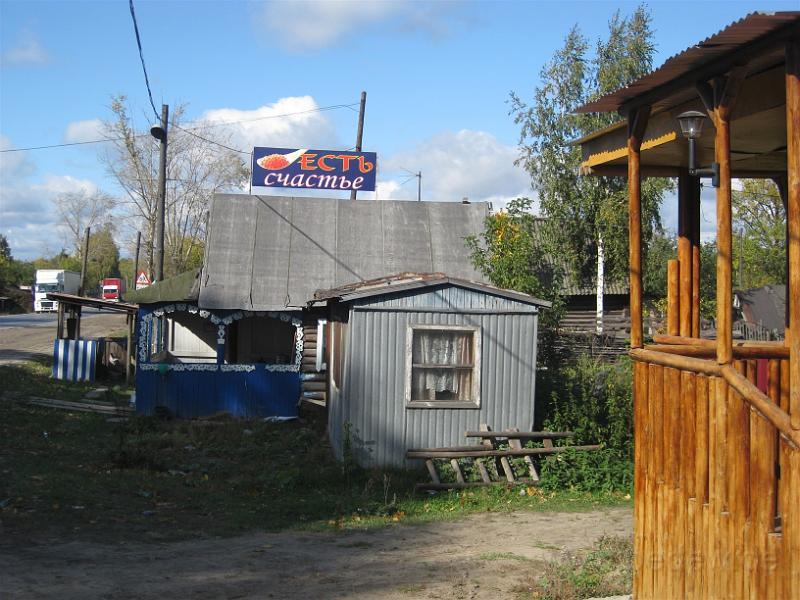 Bild 054.jpg - Mordovia, Russia: Shashlyk Fast Food Stall in a line along the road